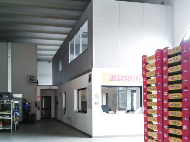 Il soppalco ad uso ufficio realizzato all'interno del capannone del Consorzio Piccoli Frutti