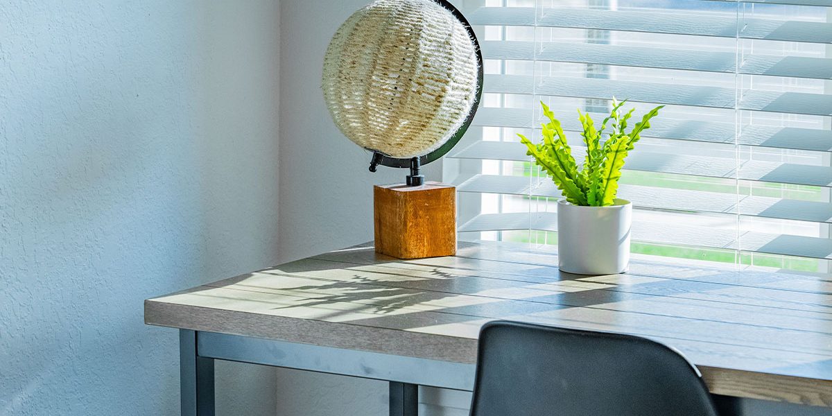 Luce naturale vs luce artificiale: come l’illuminazione incide su benessere e produttività