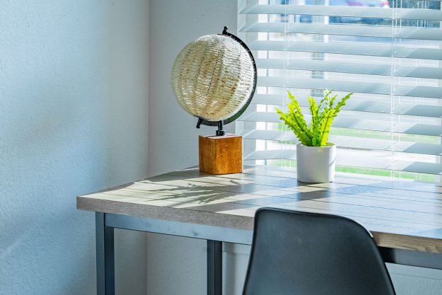 Luce naturale vs luce artificiale: come l’illuminazione incide su benessere e produttività